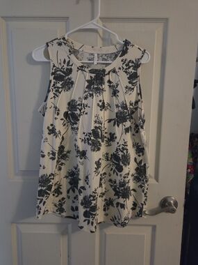 Sleeveless Floral Pleated Tank Top in Cream and Black